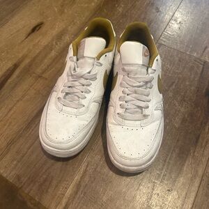 Woman’s size 7 Nike sneakers